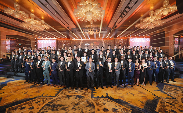 日聯(lián)科技海外子公司馬來西亞Ray Tech登榜 SME100「高速成長企業(yè)獎」日聯(lián)科技海外全資子公司馬來西亞Ray Tech (Malaysia) Sdn Bhd入選2025年度馬來西亞SME100 Award,Fast Moving Companies「高速成長企業(yè)獎」榜單 。 這一榮譽標志著公司的創(chuàng)新能力與綜合實力已經(jīng)在東南亞企業(yè)界獲得權威認可。 *SME100 Awards是東南亞地區(qū)權威的企業(yè)成長風向標，由馬來西亞財政部引薦，聯(lián)合國家公信局等權威機構創(chuàng)辦，以嚴苛的量化與質(zhì)化評估體系，綜合審視企業(yè)的成長績效、創(chuàng)新能力、治理水平及社會貢獻。  【活動現(xiàn)場】 （領獎圖片） Ray Tech董事兼營運經(jīng)理 Alan Boon 領獎 這一獎項不僅是Ray Tech高速成長與行業(yè)競爭力的彰顯，更是業(yè)界對日聯(lián)出海東南亞發(fā)展成果的肯定。  打造馬來西亞高端智造檢測標桿 Ray Tech (Malaysia) Sdn Bhd是日聯(lián)科技在海外打造的第一個綜合型基地，集研發(fā)、生產(chǎn)與技術服務于一體，構建了全方位、一站式的技術支持體系，為東南亞制造業(yè)提供專業(yè)、系統(tǒng)的本土化智能檢測解決方案。